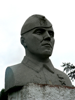 Памятник Герою Советского Союза на площади перед собором.