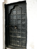 Древняя кованная дверь в тайную лабораторию.