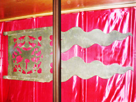 Подлинный флюгер в форме флага с гербом рода Демидовых. Весит 25 кг.