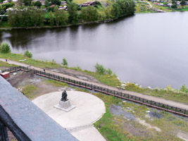 Вид на плотину, пруд и памятник с колокольного яруса башни