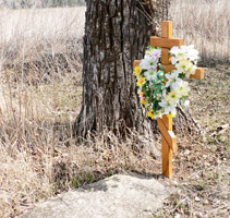 Крест и венок на могиле у собора