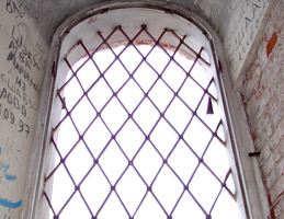 Решетка на окне собора