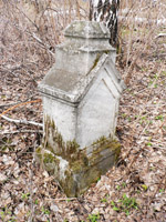 Мраморный намогильный памятник без надписей 