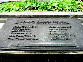 В память ″павшим борцам за освобождение пролетариата″...- братская могила убитых с Советской стороны во время Невьянского мятежа в 1918г.